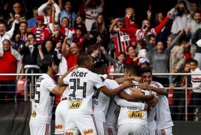 São Paulo vence Vasco por 2 a 1 e assume a ponta do Brasileirão