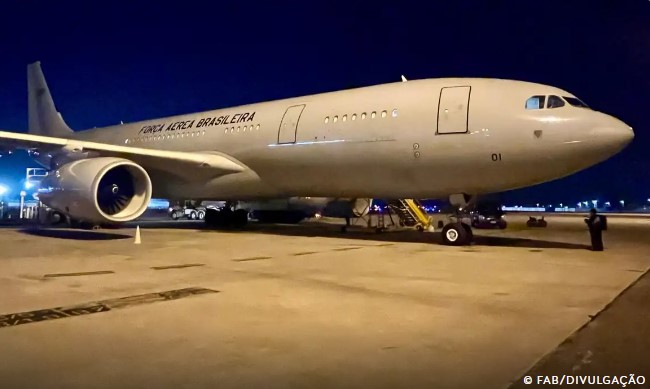 Voo da FAB para repatriação de brasileiros decola de Lisboa