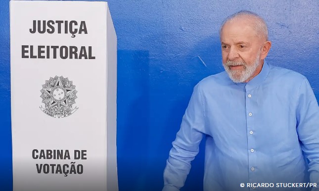 Lula vota em São Bernardo e diz que é hora de 