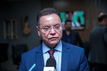 Botelho reassume presidência da ALMT