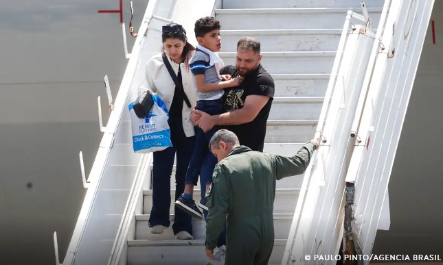 Sexto voo de repatriação do Líbano chega com 212 passageiros
