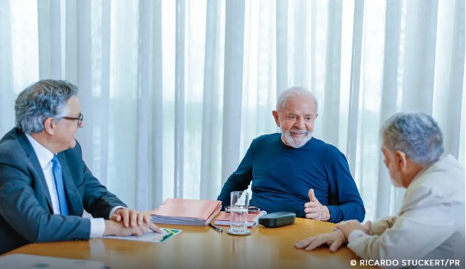 Lula está apto a exercer sua rotina de trabalho, diz boletim médico