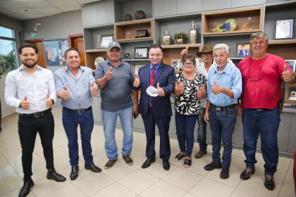 Botelho comemora decisão do STJ com representantes da comunidade Serrana