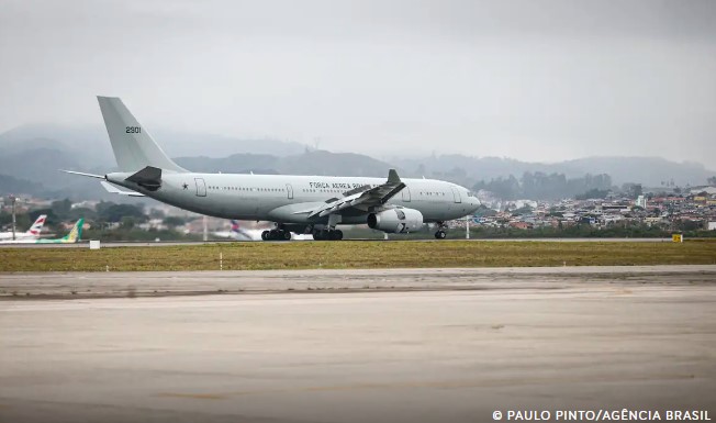 Avião com 221 brasileiros repatriados do Líbano pousa em Guarulhos