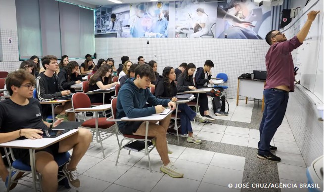 Candidatos se preparam para prova de redação do Enem no domingo