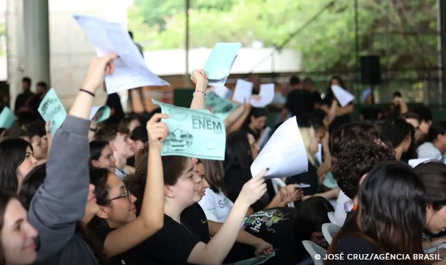 Na reta final do Enem, alunos participam de aulões e tentam relaxar