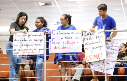 Moradores de Jangada protestam para evitar fechamento de escolas