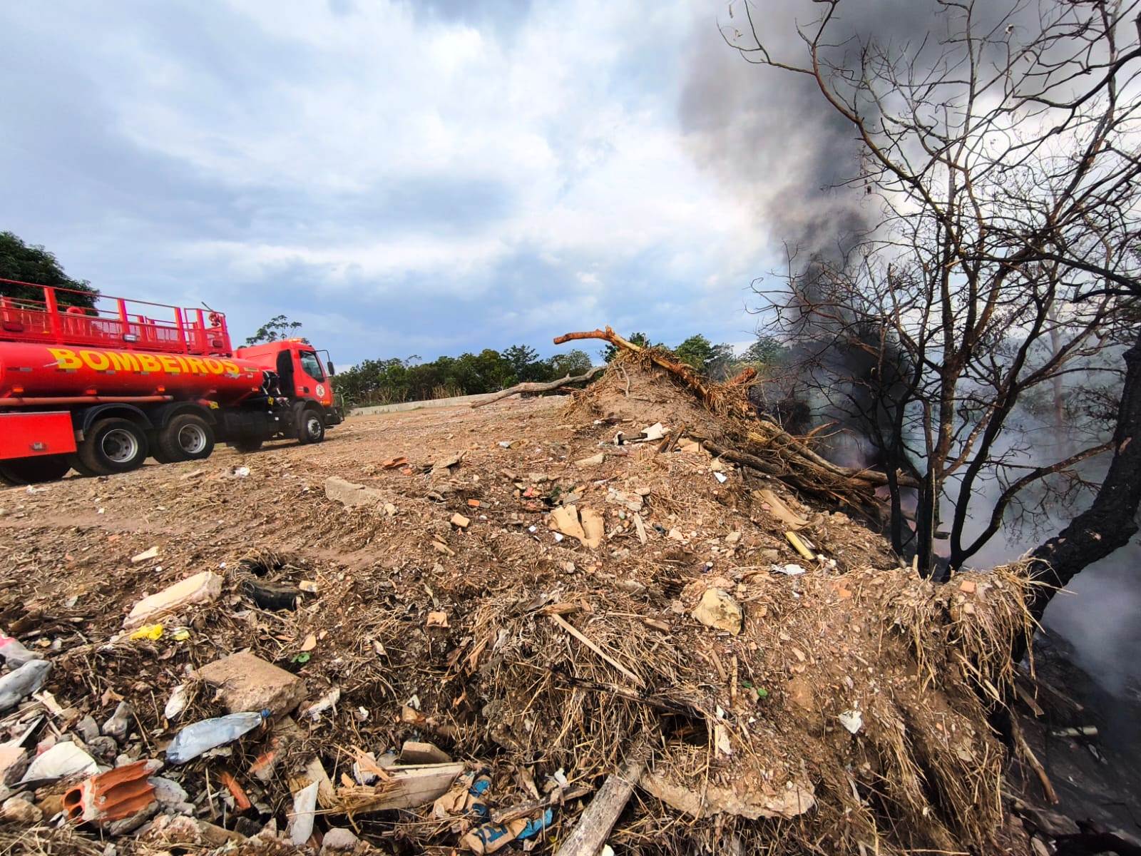 Corpo de Bombeiros extingue dois incêndios em áreas de descarte de lixo