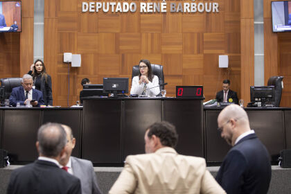 Deputados aprovam projeto do governo que proíbe uso do celular em sala de aula