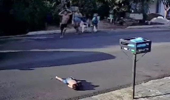 Criança é atropelada e arremessada enquanto atravessa rua no interior