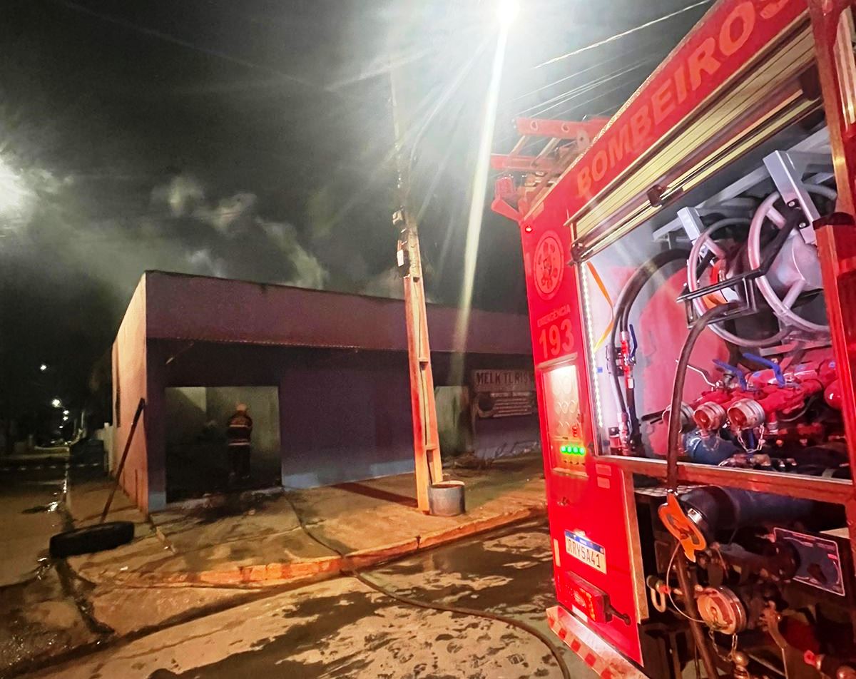 Corpo de Bombeiros Militar combate incêndio em edificação em Sorriso