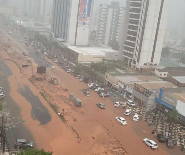 Terra de canteiros de obra do BRT ajuda a entupir bueiros e causar alagamentos nas avenidas Prainha e do CPA; empresa será acionada para promover a limpeza