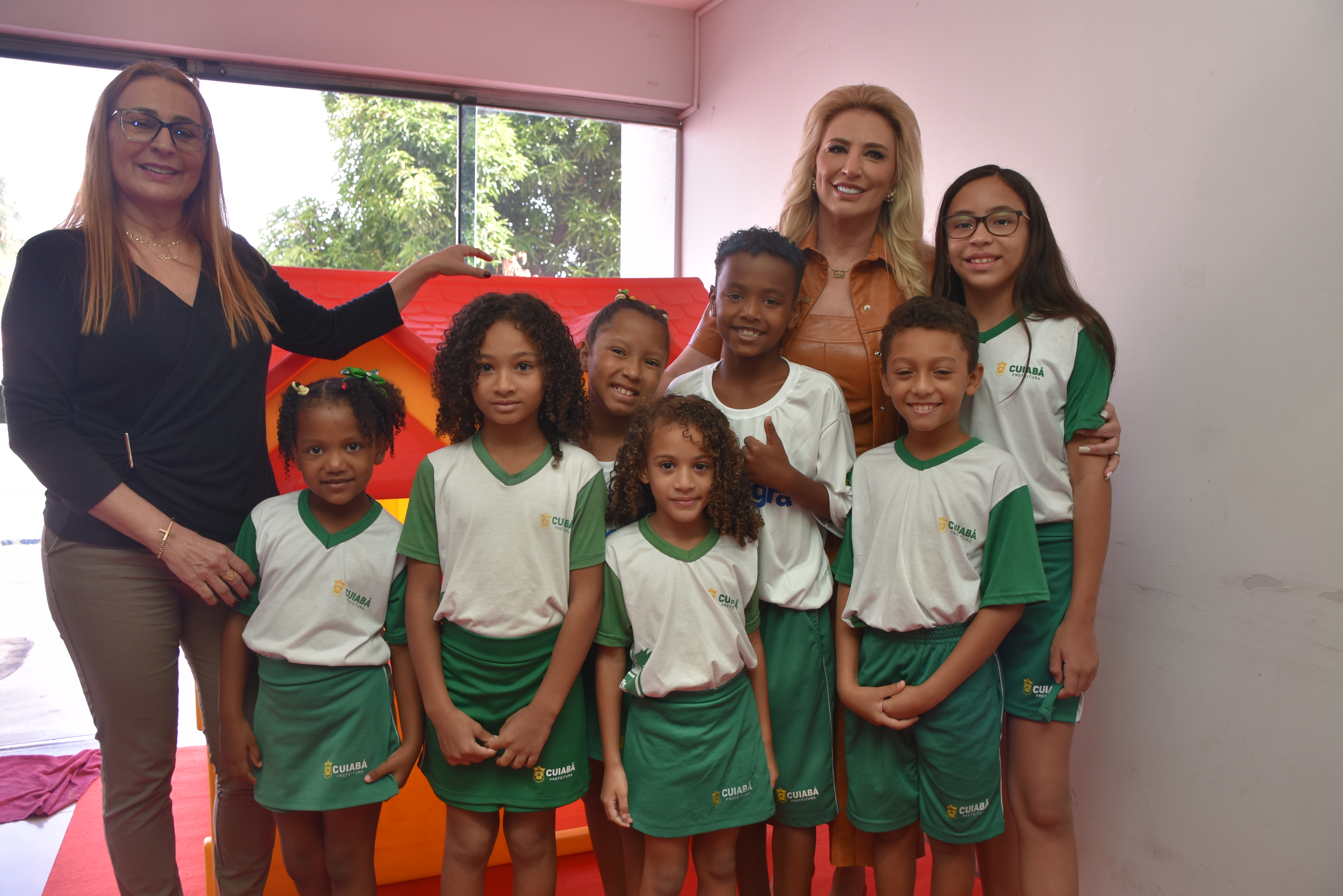 Primeira-dama Márcia Pinheiro entrega brinquedos pedagógicos e parquinhos para unidades da Educação Infantil