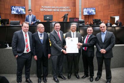 Deputado Barranco entrega títulos de cidadão mato-grossense a Alexandre de Moraes e Flávio Dino