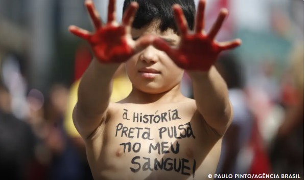 Centenas marcham no dia da consciência negra na Avenida Paulista