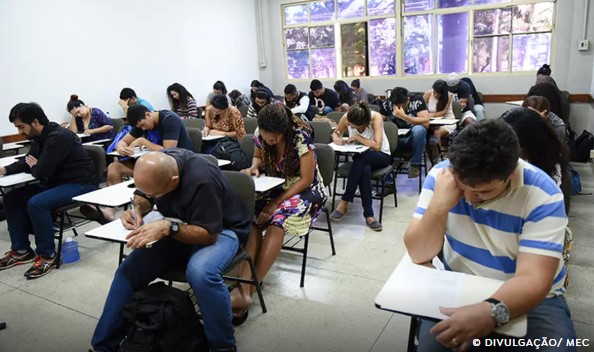 Estudantes fazem a prova do Enade neste domingo
