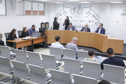 CCJR aprova redação final de projeto que proíbe celulares em sala de aula