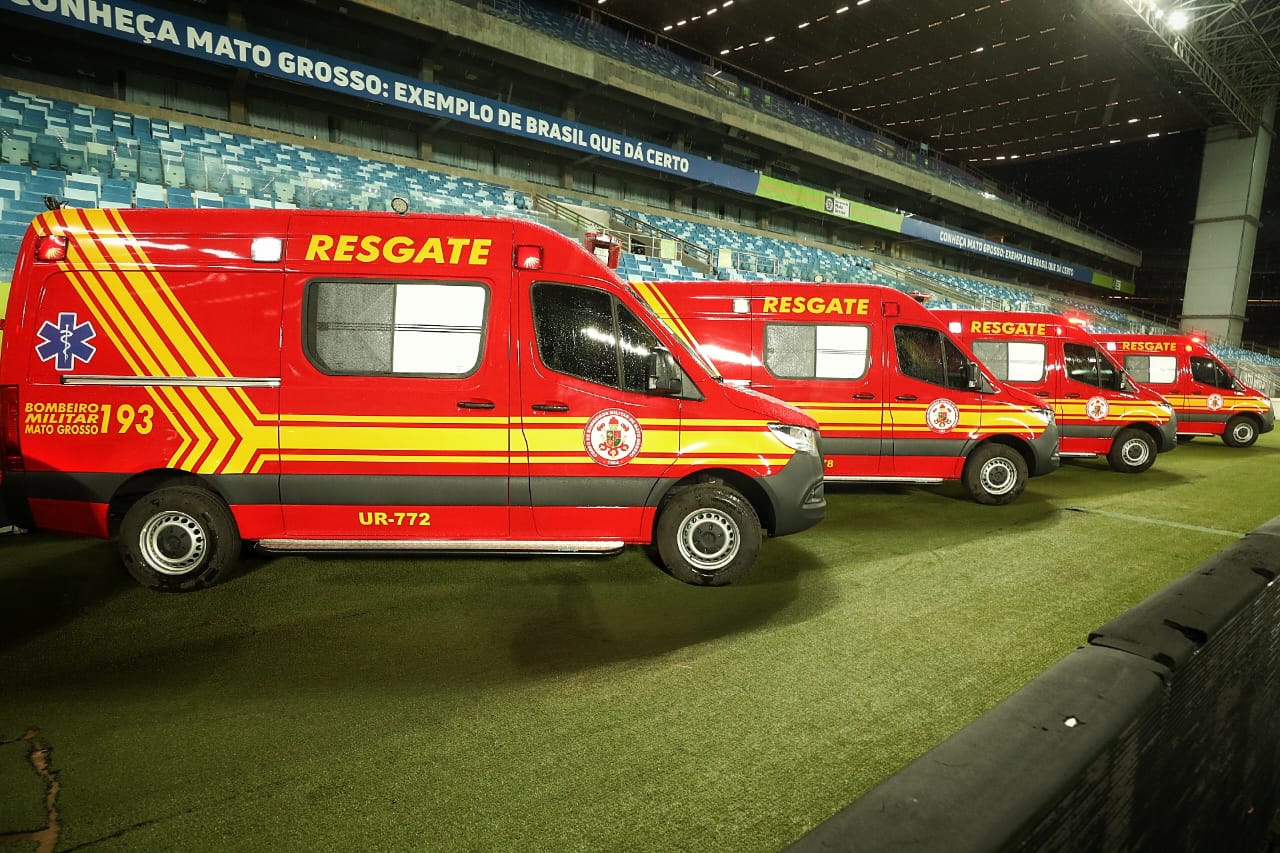 Governo de MT entrega novas viaturas, promove bombeiros e forma alunos de escola militar