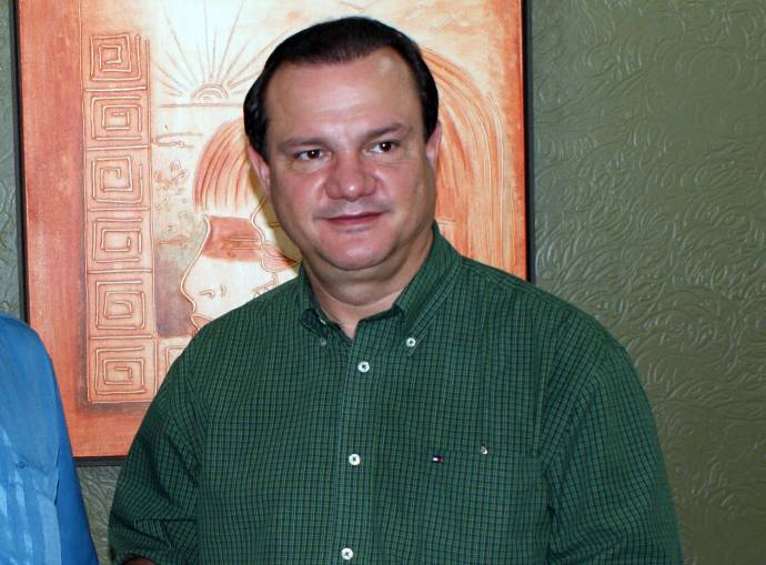 Wellington sai do figurino “bonzinho” e passa a criticar Mauro e Taques, mas estes evitam atacar de olho no apoio no 2º turno