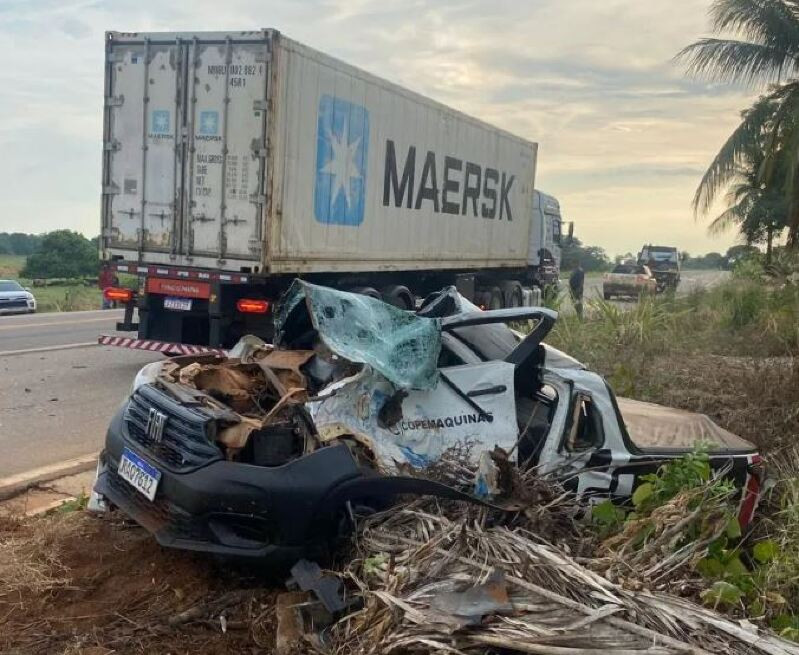 Motorista sai ileso de batida entre picape e caminhão no Trevo do Cacho