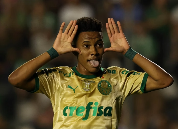 Estevão faz golaço de falta, Palmeiras vira sobre o Cruzeiro e mantém vivo sonho do tri 