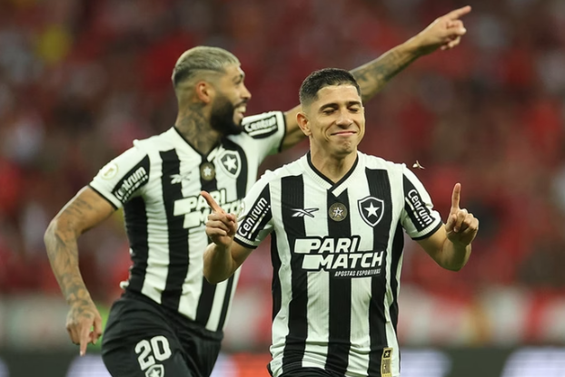 Botafogo bate Inter e fica muito perto do título do Brasileirão