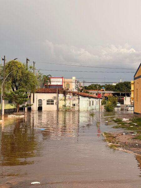 Cuiabá amanhece com 34 mm de chuva e registra 1,5 mil raios em 24 horas