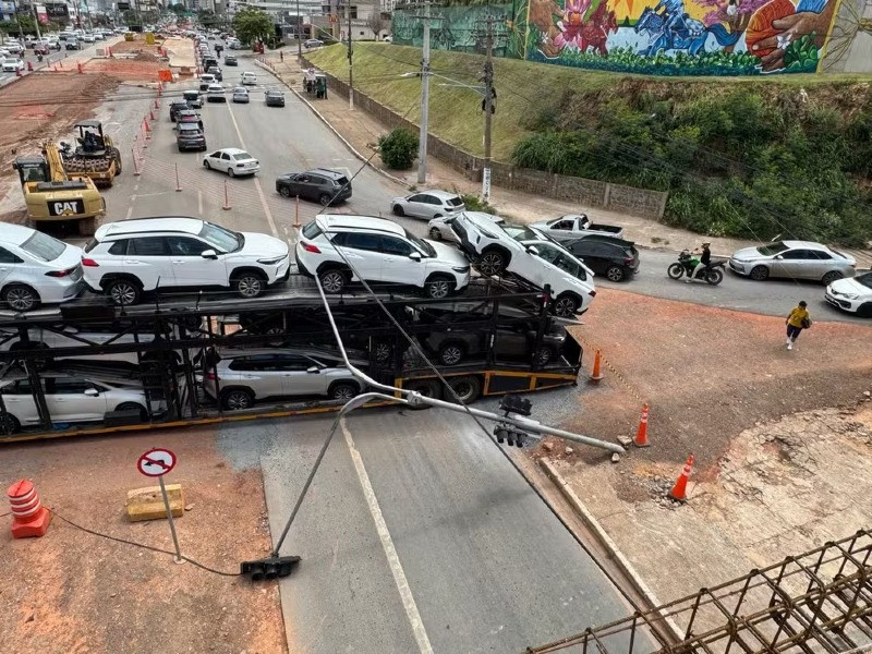 VIDEO: Caminhão cegonha derruba semáforo na avenida do CPA e gera congestionamento; obras na região agravam o trânsito