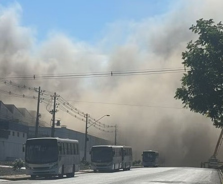 Incêndio de grande proporção com fábrica de transformadores em Cuiabá