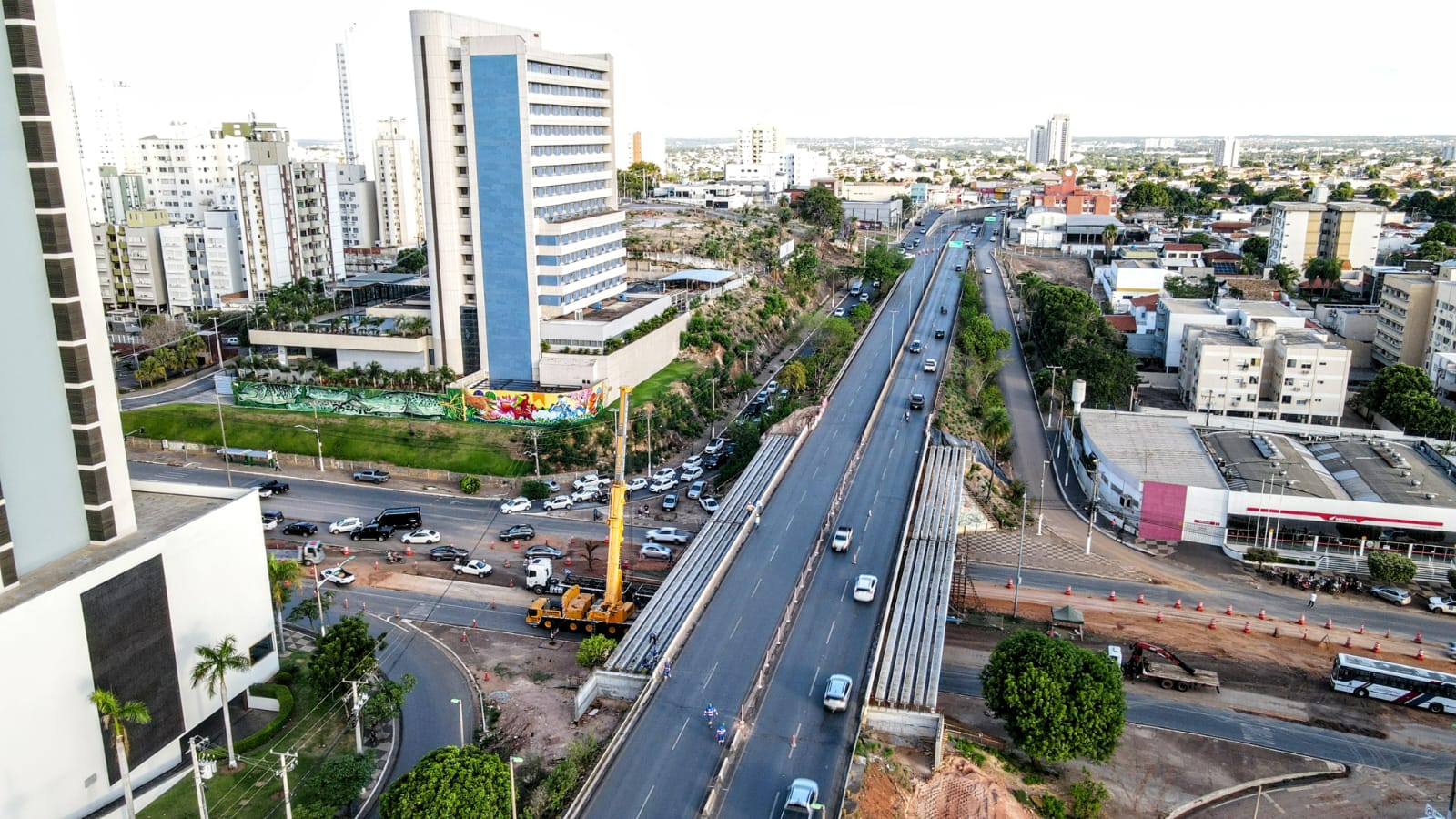  Sinfra libera trânsito nos dois lados do viaduto sobre a Avenida do CPA
