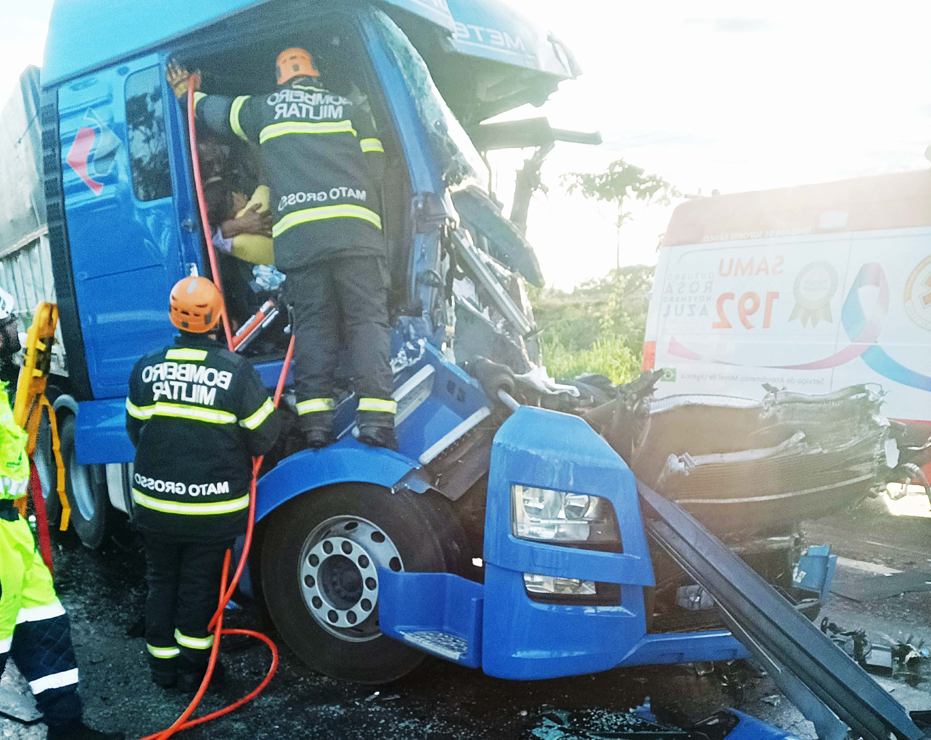  Bombeiros salvam idosa presa às ferragens de carreta após acidente na BR-364