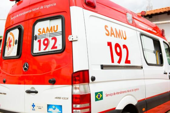 Motorista dorme ao volante, invade distribuidora e deixa cinco feridos