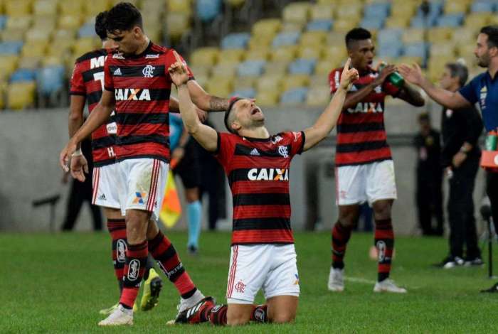 Flamengo derrota o Vitória e diminui distância para o São Paulo no Brasileirão