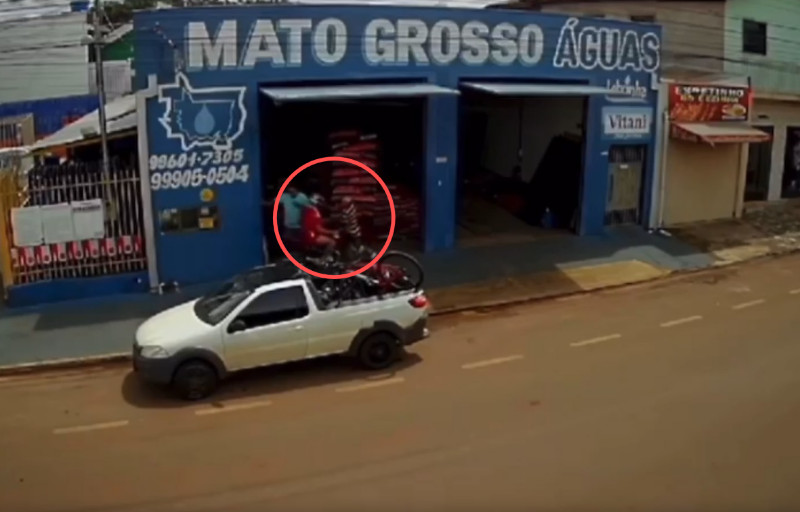 Vídeo registra momento em que motociclista atropela idoso durante fuga da polícia em Tangará da Serra
