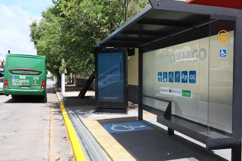 Prefeitura de Cuiabá lança projeto para aumentar a segurança das mulheres nos pontos de ônibus