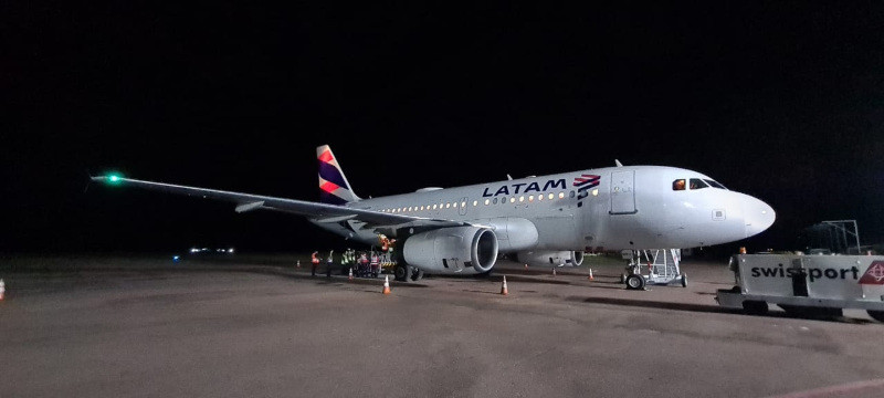 Avião da Latam faz pouso forçado em Brasília após declarar emergência durante voo