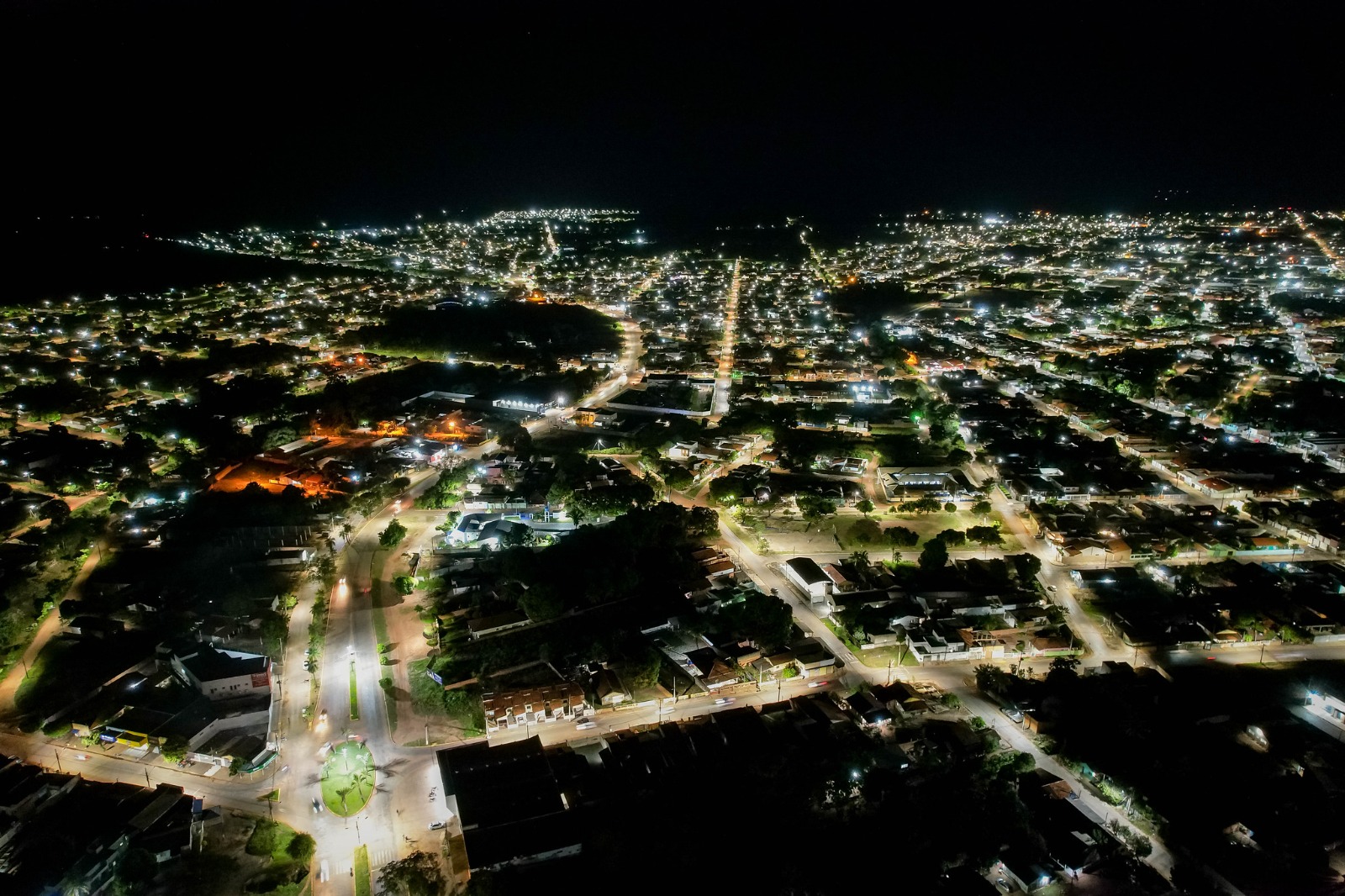 Governo de Mato Grosso instala mais de 323 mil luminárias de LED; referência em iluminação pública
