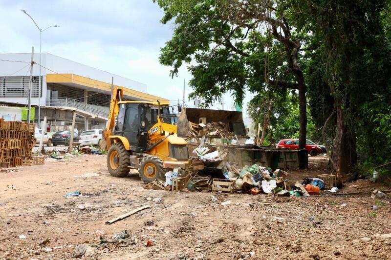 Abílio lidera força-tarefa na Feira do Porto e promete solução para crise de coleta em Cuiabá