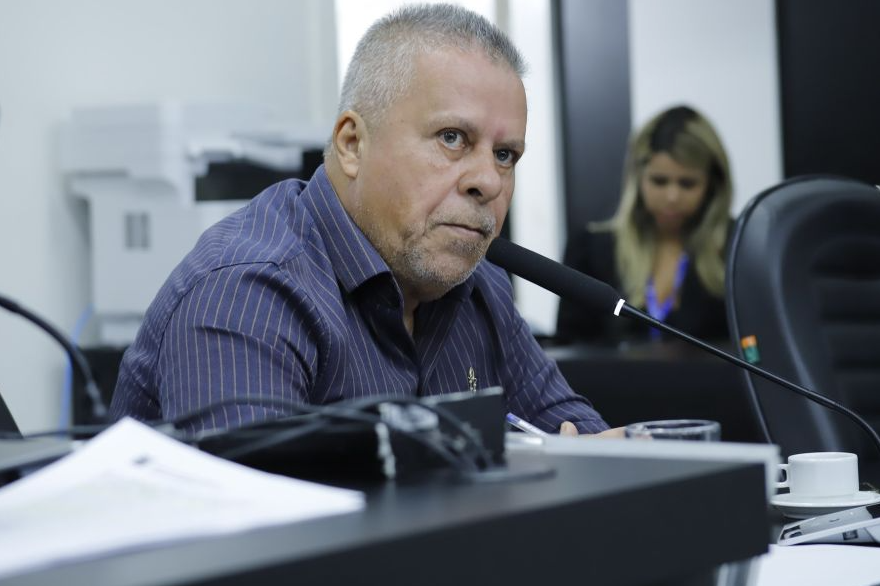 Chico 2000 anula licitação de R$ 15 milhões para publicidade e gestão complicada de Paula Calil na Câmara de Cuiabá