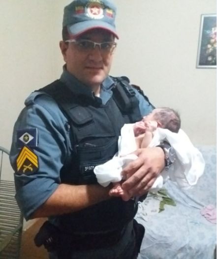 Bebê recém-nascida é encontrada abandonada em caixa de papelão