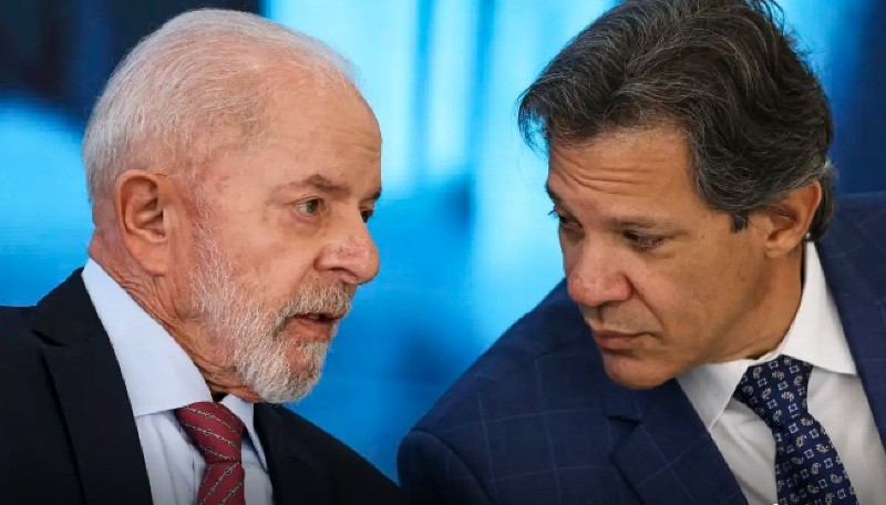 Presidente Lula cancela férias de Fernando Haddad em meio à pressão econômica e volatilidade do dólar.