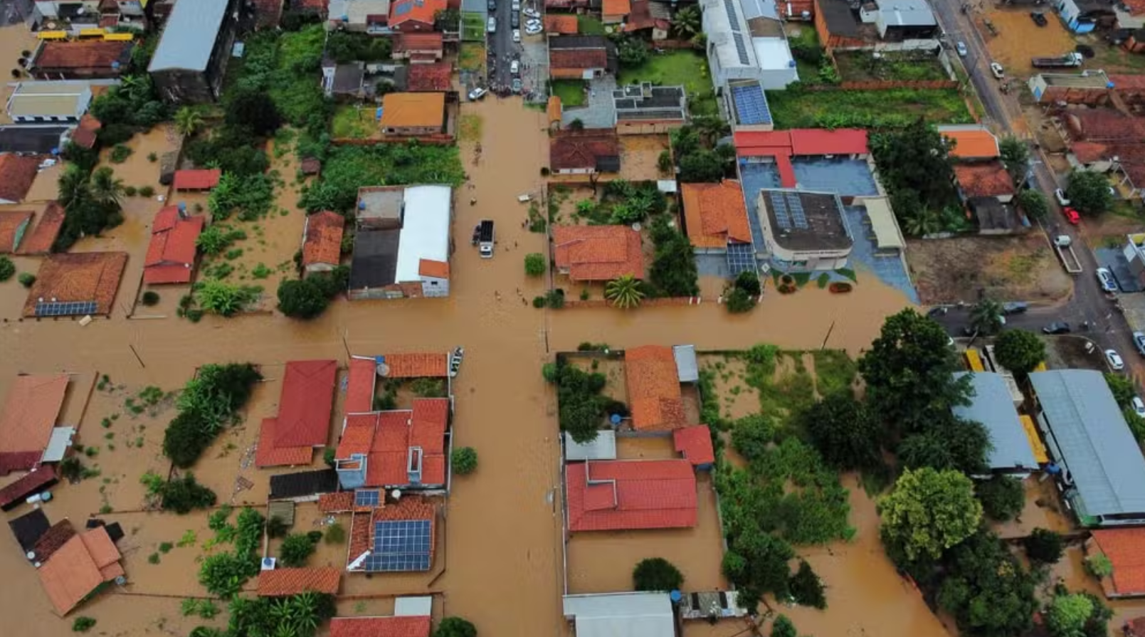 Chuvas intensas arrastam pontes e causam alagamentos em Salto do Céu, município de Mato Grosso 