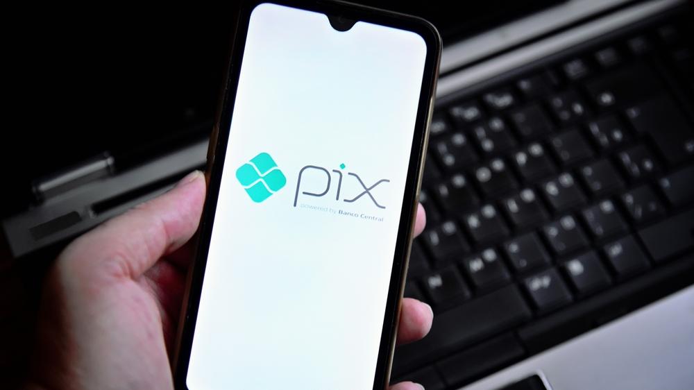 Governo recua sobre medida do PIX após polêmicas e críticas; fake news impactam imagem do governo
