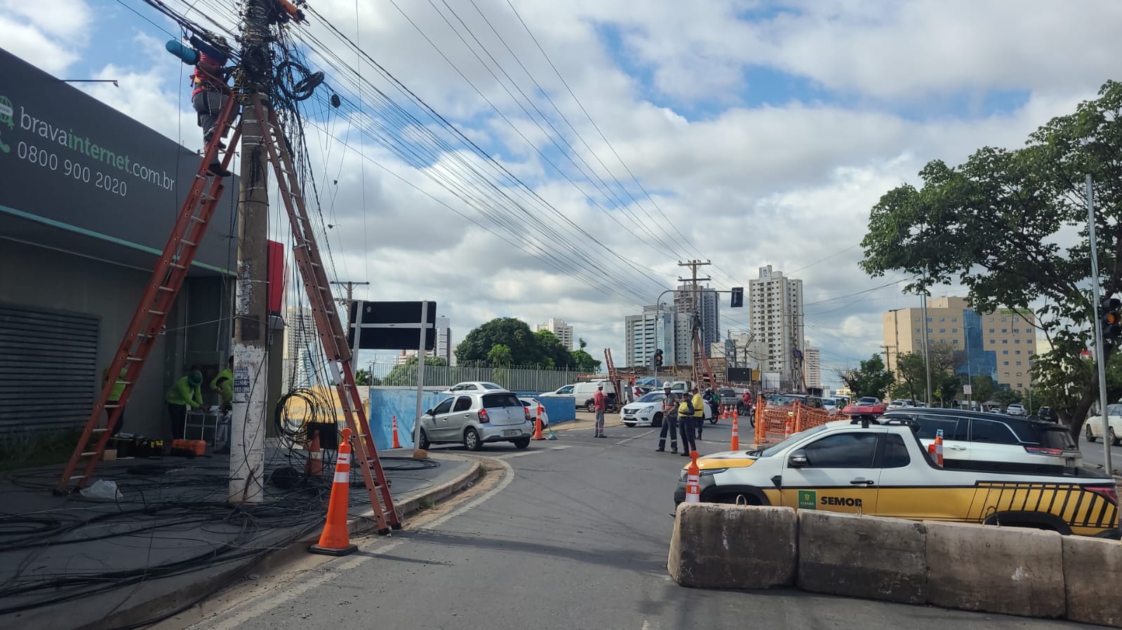 Carreta derrubada poste e danifica semáforo na Avenida Miguel Sutil; trânsito segue com desvios