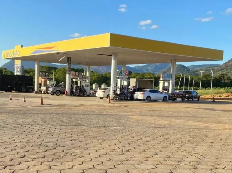 Meninas esquecidas pelo pai em posto de combustível são localizadas com ajuda de frentista e polícia