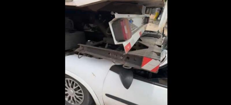 Carro fica prensado entre caminhão e guincho na Avenida do CPA, deixando duas vítimas feridas