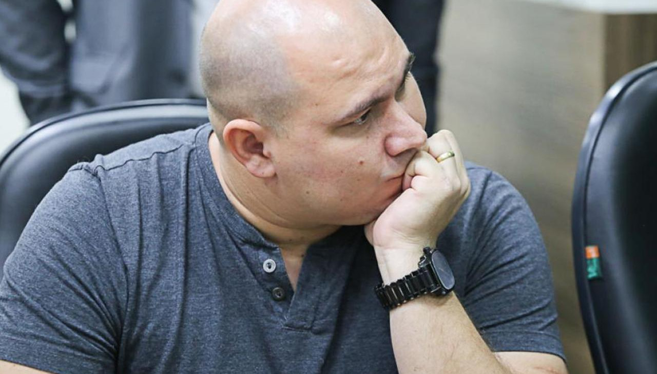 Abilio Brunini culpa gestão anterior por falta de médicos e contratos em meio à crise