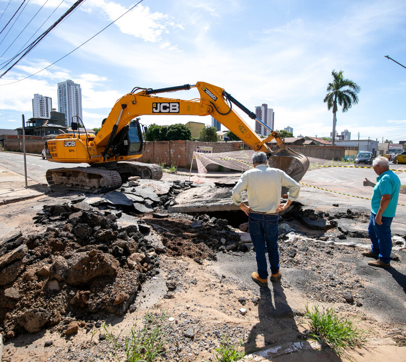 Prefeitura inicia obra emergencial para conter cratera no Jardim Cuiabá