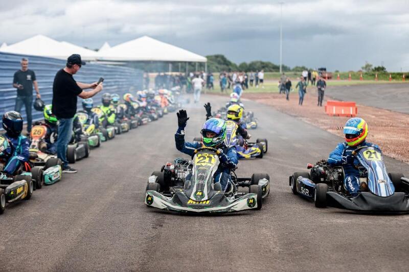 Governador Mauro Mendes realiza pré-teste do kartódromo no Parque Novo Mato Grosso