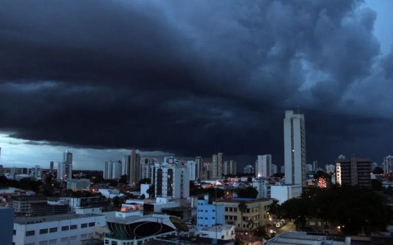 Cuiabá tem alerta laranja para chuvas de até 60 mm e ventos de 100 km/h